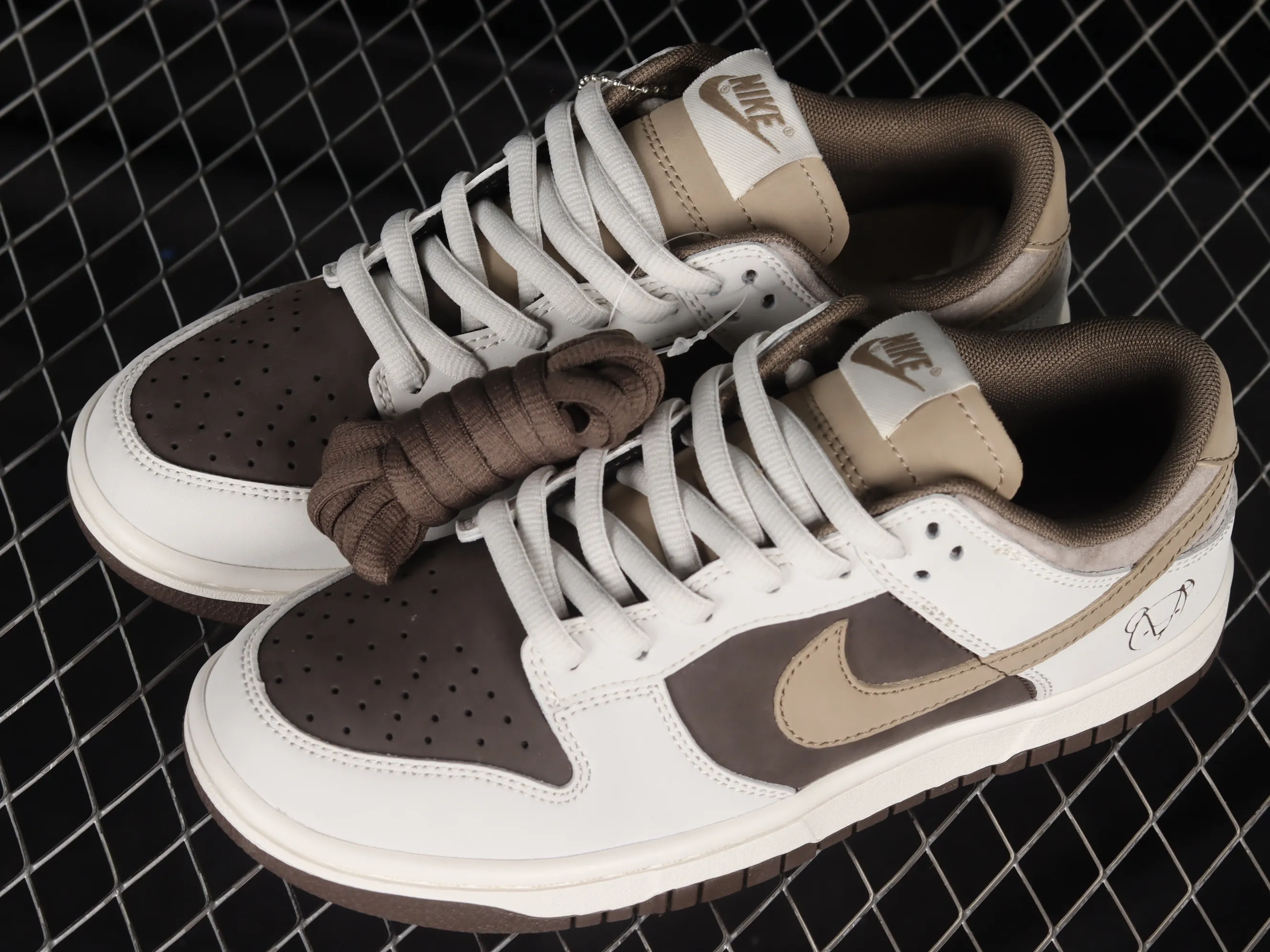 All Categories Nk SB Dunk Series Nk SB Dunk Low Low-top sneakers Otomo Katsuhiro x Nk SB Dunk Low "Steamboy OST" Otomo Katsuhiro co-branded SB low-top sports and leisure sneakers LF0039-031